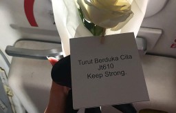Kilas Berita Hot: Curhatan Pramugari Lion Air hingga Diterjang KA