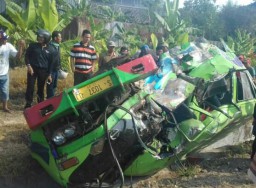 Detik-detik Mobil Penumpang Umum Hancur Diterjang Kereta Api