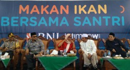 12 Ribu Santri Nurul Jadid Makan Ikan Bareng Menteri Susi