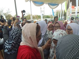 Ribuan Santri Bangga Bisa Bertemu Bu Susi dan Makan Ikan Bareng