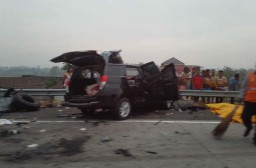 Mobil Toyota Innova Seruduk Truk di Tol Sumo, 5 Orang Tewas