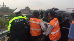 Korban Mobil Innova Seruduk Truk di Tol Sumo Bertambah, 1 Luka Berat