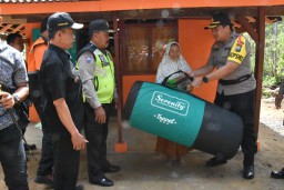 Mbah Waginah Sumringah Terima Bantuan Solar Cell Gratis dari Polisi