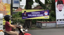 Spanduk  'Soeharto Pahlawan Negara' Terpasang di Surabaya