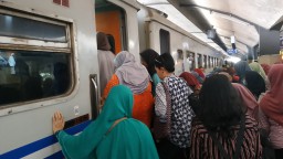 Tiket KA Libur Natal dan Tahun Baru di Daop 8 Tersisa 16 Persen