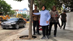 Risma Ajak Warga Surabaya Perbanyak Sedekah di Malam Tahun Baru
