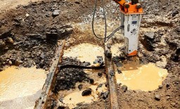 Rel Trem Itu Terkubur (Lagi) di Jalan Raya Gubeng
