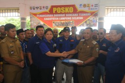 19 Truk Bantuan Warga Jatim untuk Korban Tsunami Lampung Diserahkan