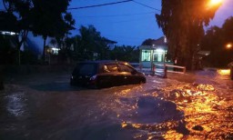 Hujan Deras Sekitar Dua Jam, Surabaya Barat Dikepung Banjir