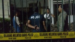 Atap Teras Klinik Dokter di Surabaya Ambruk Timpa Mobil, Sopir Terluka