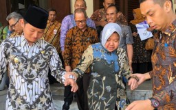 Momen Disaat Wabup Trenggalek Menolong Wali Kota Risma di Grahadi