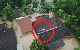 Banjir di Madiun,  Penampakan Warga Mengungsi di Atas Genting