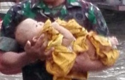 Kisah di Balik Penyelamatan Bayi dari Lokasi Banjir Madiun