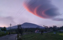 Kilas Berita Hot: Awan Aneh hingga Warung Nasi Bayar Seadanya