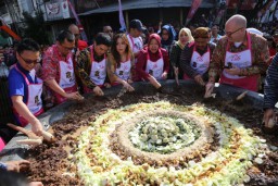 Festival Rujak Uleg Pecahkan Rekor, di Mana Cobek 2,5 Meter Disimpan?