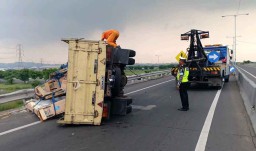 Truk Bermuatan Kaca Terbalik di Tol Romokalisari