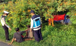 Mobil Pikap Bermuatan Alat Pesta Terperosok di Tol Waru