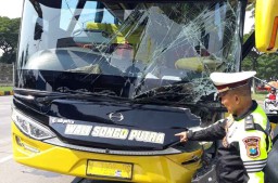 Bus Rombongan Pariwisata Tabrak Gerbang Jembatan Suramadu