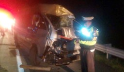 Toyota Hiace Tabrak Truk di Tol Nganjuk, Satu Orang Tewas dan Dua Luka