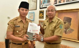 Cak Ipin Laporkan Hadiah ke Unit Pengendalian Gratifikasi