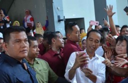 Foto: Jokowi Berbaur dengan Pendukungnya di Probolinggo
