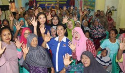 Manohara Kampanyekan Tas Kresek dari Singkong di Kremil Surabaya