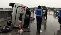Mobil Toyota Fortuner Terbalik di Tol Madiun, Dua Orang Luka