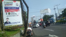 Foto: Kok Belum Dicopoti Ya?