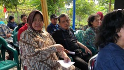 Wali Kota Risma Berbaju Batik Nyoblos di TPS 001
