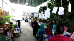 Doorprize Amplop Berisi Uang Digantung di TPS 69 Surabaya, Disemprit