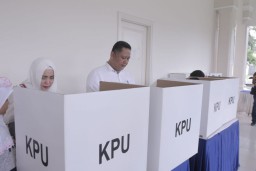 Rombongan Wawali Surabaya Berbaju Putih ke TPS