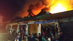 Lima PMK Dikerahkan Padamkan Kebakaran Pasar Lawang