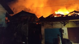 Foto: Pasar Lawang Terbakar, Membara