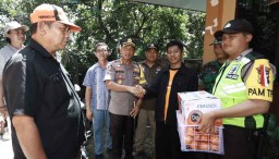 Begini Cara Polisi Beri Semangat Petugas Pemilu 2019 di Surabaya