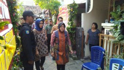 Risma akan Biayai Pendidikan Anak Petugas Pemilu yang Meninggal