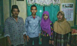 Anak Tukang Bersih-bersih Balai Desa Lulus Cumlaude 3,5 Tahun