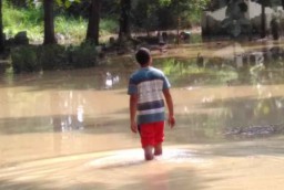 Banjir Tenggelamkan Pemakaman Umum Raci di Pakal Surabaya