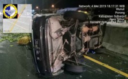 Kecelakaan di Tol Kejapanan, Pikap Bermuatan Jeruk Terguling