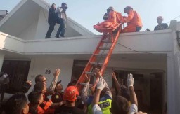Perbaiki Atap, Pria di Surabaya ini Tewas Tersengat Listrik
