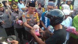 Jaga Persatuan, Polisi dan Tokoh Lintas Agama Bagi Takjil di Surabaya