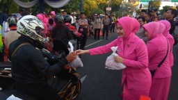  Ribuan Paket Takjil dari Bhayangkari untuk Masyarakat Surabaya