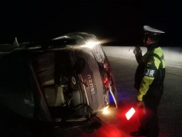 Isuzu Elf Terguling di Tol Nganjuk, Empat Orang Luka