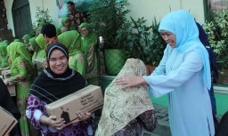 Bagi 1000 Paket Lebaran, Khofifah Ajak Tingkatkan Keimanan Warga
