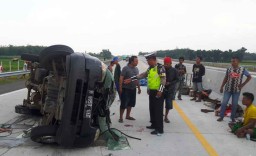 Pecah Ban, Pikap Tabrak  Pagar Pembatas Tol Nganjuk