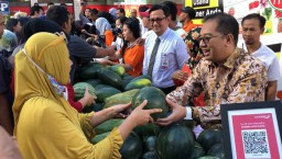Pasar Buah Murah di Bank Jatim Diserbu, 20 Menit Ludes
