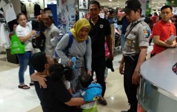 Orang Tua Asyik Belanja di Mal, Seorang Anak di Surabaya Nyaris Hilang