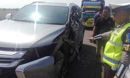 Tabrak Truk Bermuatan Kelapa di Tol Nganjuk, Mitsubishi Pajero Ringsek