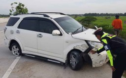 Tabrak Pembatas Tol Ngawi, Mobil Toyota Rush Ringsek