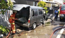 Korsleting, Daihatsu Zebra di Surabaya Hangus Terbakar