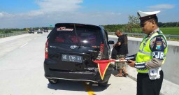 Ban Pecah, Daihatsu Xenia Tabrak Guardrail Tol Ngawi